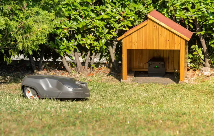 Technische Dienstleistungen Mähroboter Gartenpflege Automatisierung